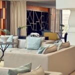 Jauki poilsio zona su svetainės baldais viešbutyje