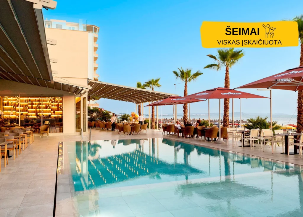 AMR viešbučio baseinas su vaizdu į paplūdimį Albanijoje