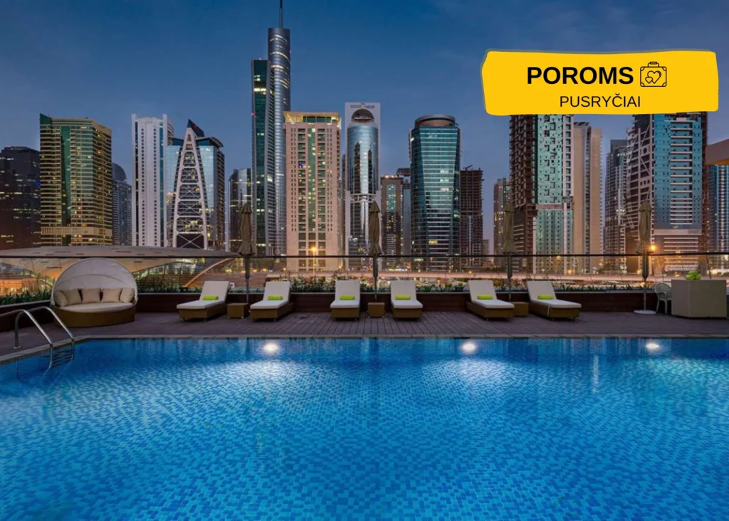 Baseinas su dangoraižių vaizdu Dubajuje naktį